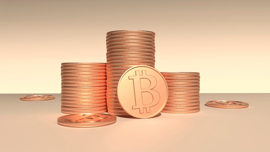 Monedas apiladas con el símbolo del Bitcoin